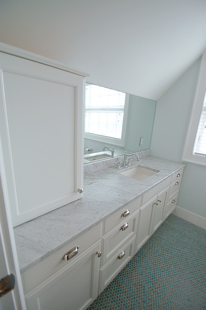 Idéer för små vintage badrum med dusch, med ett undermonterad handfat, luckor med infälld panel, vita skåp, granitbänkskiva, blå väggar och klinkergolv i småsten