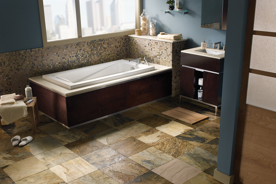 Exempel på ett mellanstort modernt badrum med dusch, med släta luckor, skåp i mörkt trä, ett platsbyggt badkar, en toalettstol med hel cisternkåpa, blå väggar, travertin golv, ett undermonterad handfat och bänkskiva i akrylsten