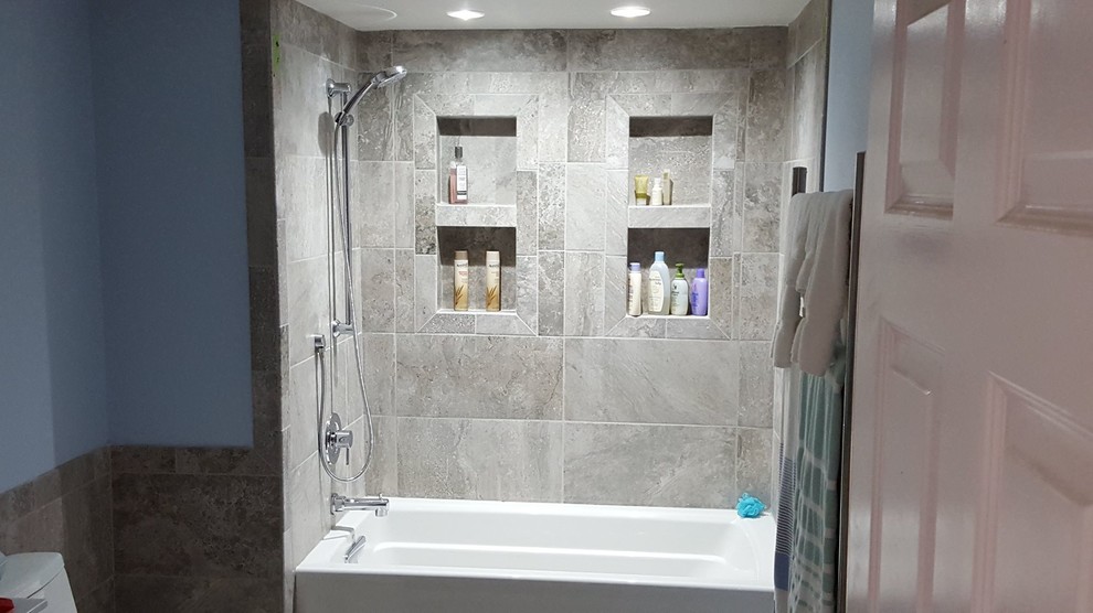 Idéer för mellanstora vintage badrum med dusch, med ett badkar i en alkov, en dusch/badkar-kombination, en toalettstol med hel cisternkåpa och blå väggar