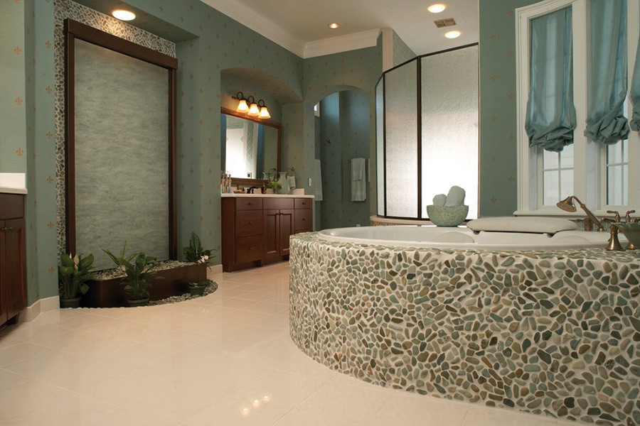 Foto di una stanza da bagno padronale mediterranea di medie dimensioni con ante lisce, ante in legno scuro, vasca da incasso, WC monopezzo, pareti blu, pavimento in gres porcellanato e top in superficie solida