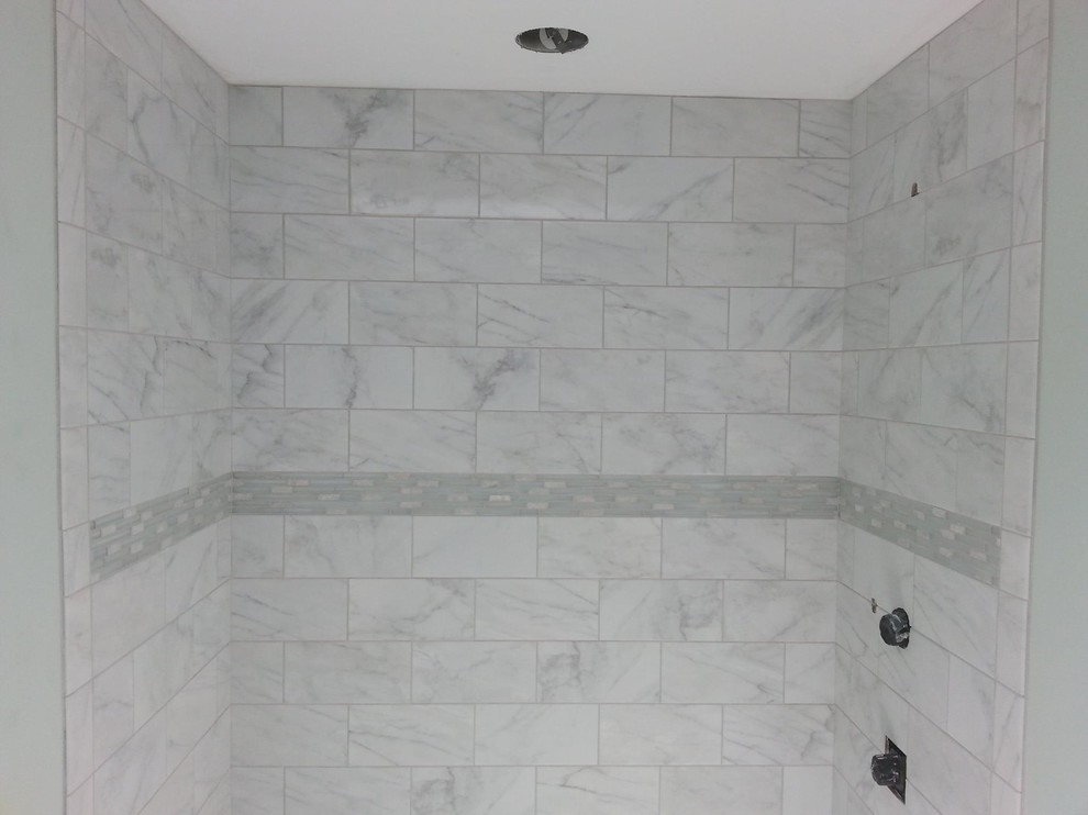 Пример оригинального дизайна: главная ванная комната среднего размера в стиле неоклассика (современная классика) с душем в нише и серыми стенами