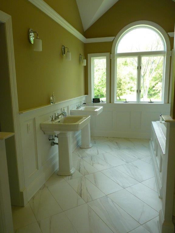 Ejemplo de cuarto de baño principal actual de tamaño medio con bañera encastrada, sanitario de una pieza, paredes verdes, suelo de baldosas de porcelana y lavabo con pedestal
