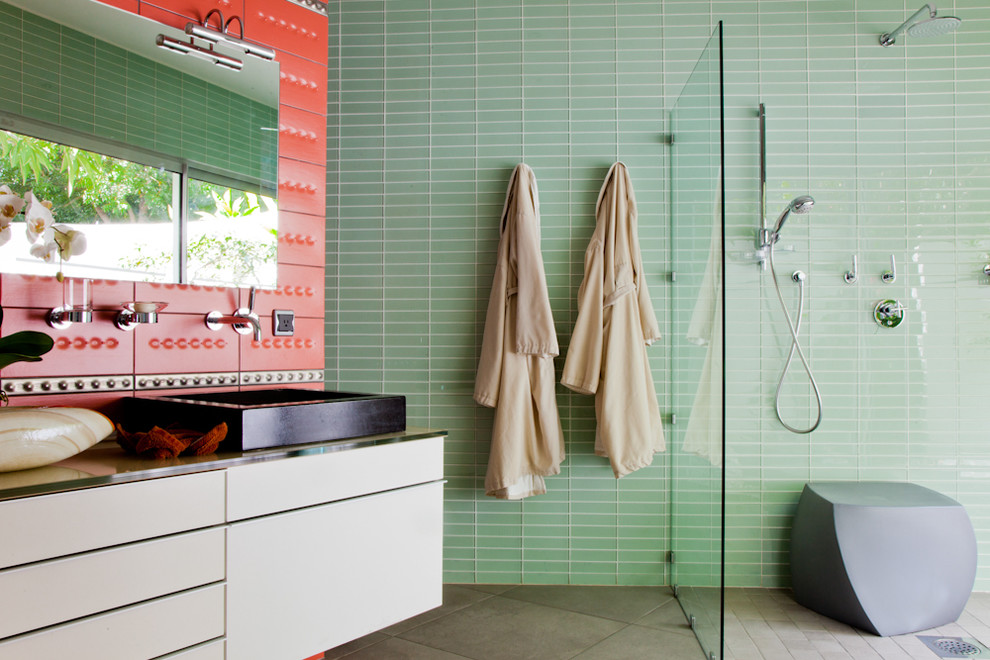 Ispirazione per una stanza da bagno moderna con lavabo a bacinella, doccia aperta, piastrelle verdi, piastrelle di vetro e doccia aperta