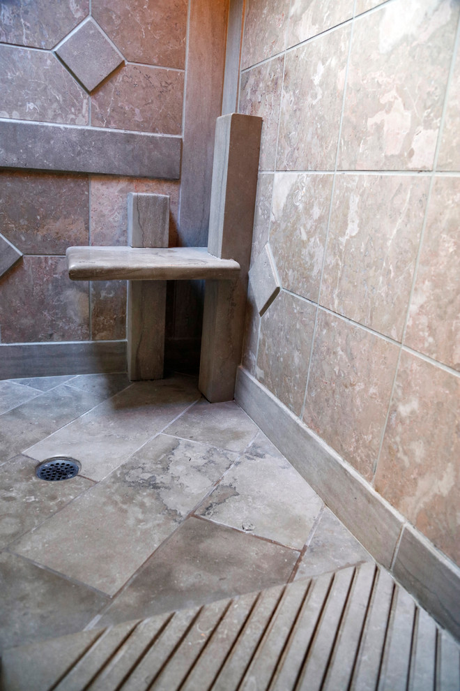 Inspiration för mellanstora klassiska badrum med dusch, med släta luckor, vita skåp, en toalettstol med separat cisternkåpa, blå kakel, porslinskakel, vita väggar, ett undermonterad handfat, bänkskiva i betong, klinkergolv i keramik och beiget golv