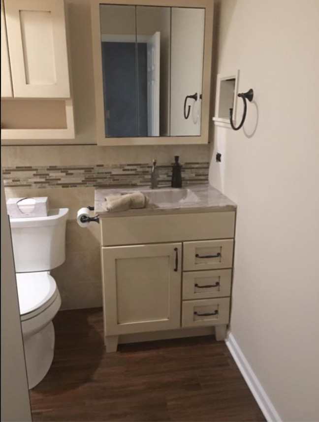 Exemple d'une petite salle d'eau chic avec un placard à porte shaker, des portes de placard beiges, WC séparés, un carrelage beige, des carreaux de céramique, un mur beige, parquet foncé, un lavabo intégré et un plan de toilette en surface solide.