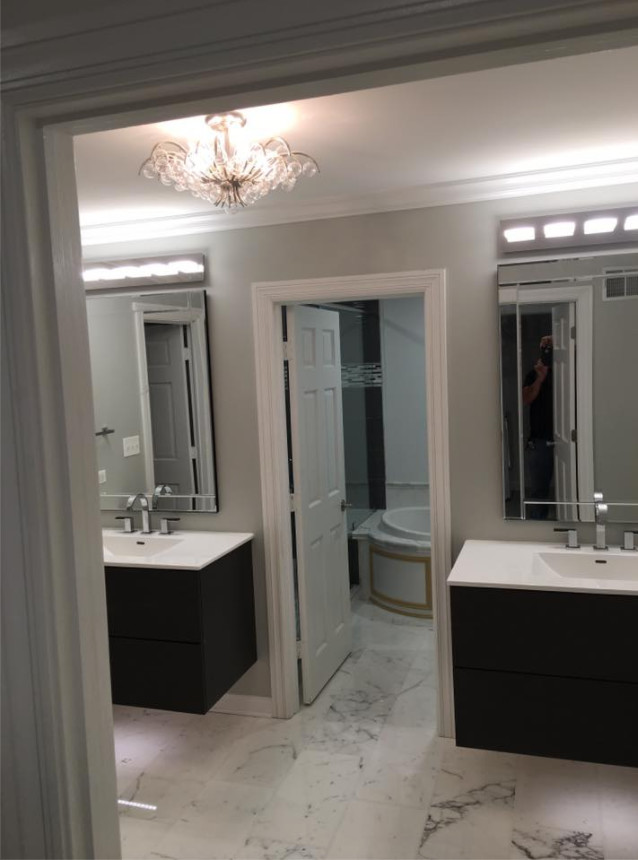 Идея дизайна: большая главная ванная комната в стиле неоклассика (современная классика) с плоскими фасадами, черными фасадами, накладной ванной, серыми стенами, мраморным полом, монолитной раковиной и столешницей из искусственного камня