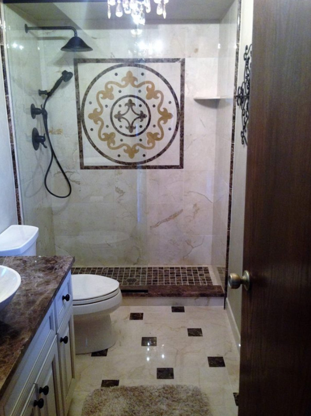 Klassisk inredning av ett mellanstort badrum med dusch, med luckor med upphöjd panel, vita skåp, en dusch i en alkov, en toalettstol med separat cisternkåpa, porslinskakel, vita väggar, klinkergolv i porslin, ett fristående handfat och granitbänkskiva