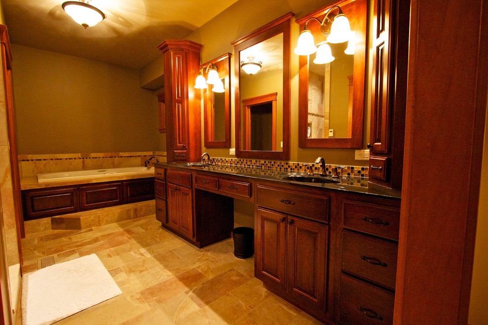 Idee per una grande stanza da bagno padronale con ante con bugna sagomata e lastra di vetro