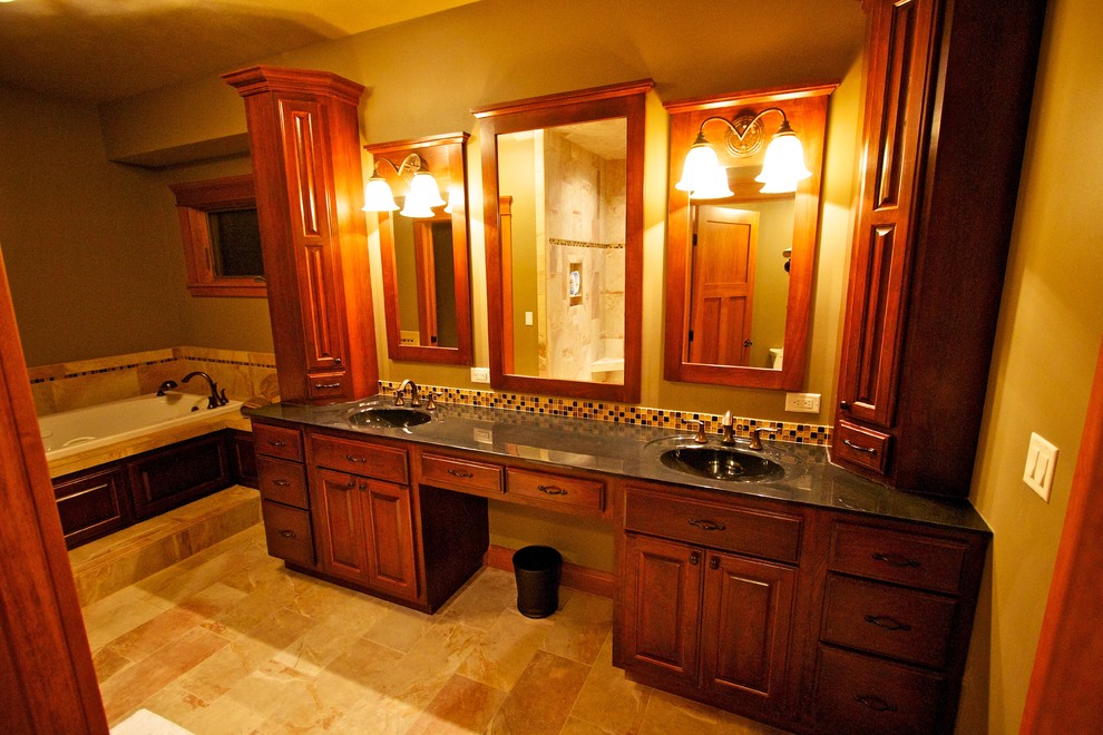 Idée de décoration pour une grande salle de bain principale avec un placard avec porte à panneau surélevé et des plaques de verre.