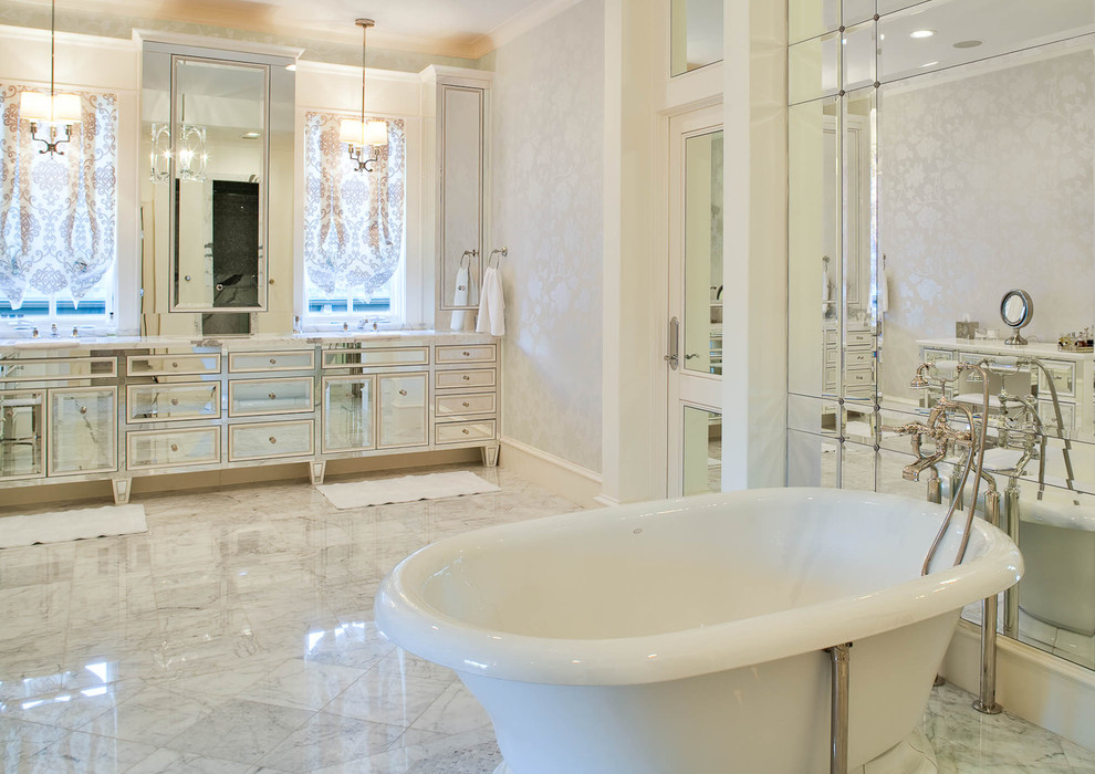 Ispirazione per una stanza da bagno padronale classica con consolle stile comò, top in marmo, vasca freestanding, piastrelle bianche, pareti bianche e pavimento in marmo