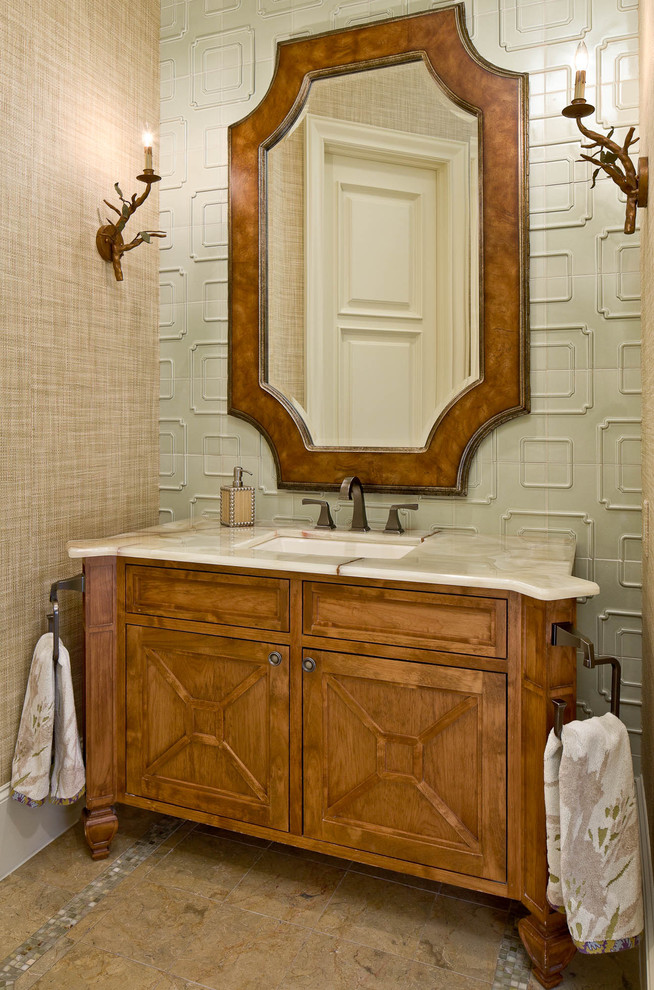 На фото: ванная комната в классическом стиле с врезной раковиной, фасадами цвета дерева среднего тона, серой плиткой и фасадами с утопленной филенкой с