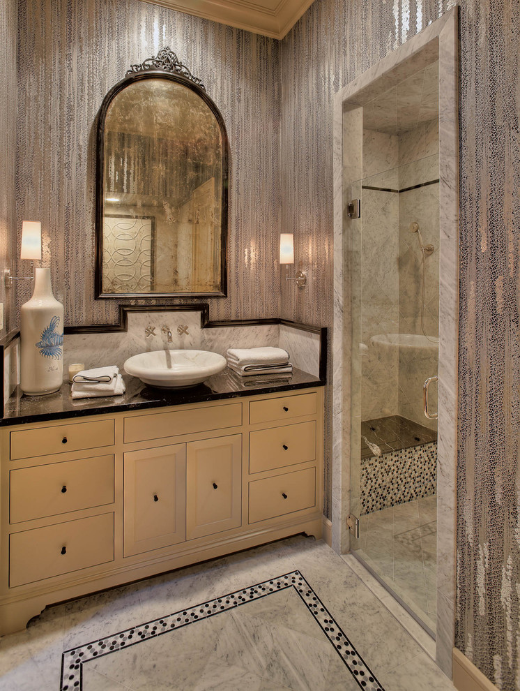 Пример оригинального дизайна: ванная комната в средиземноморском стиле с настольной раковиной