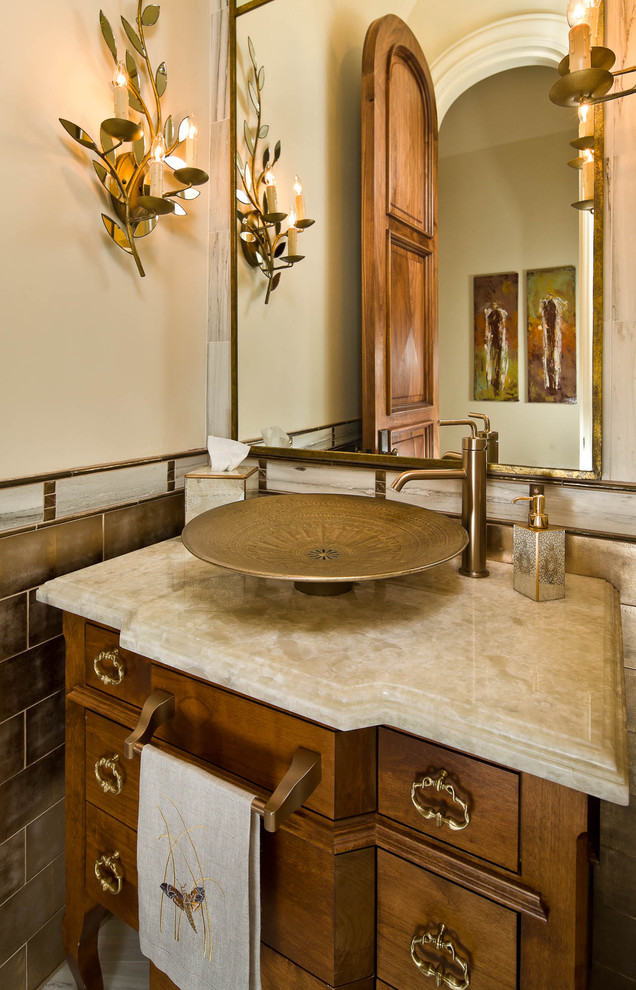 Foto di una stanza da bagno mediterranea con top in marmo e lavabo a bacinella