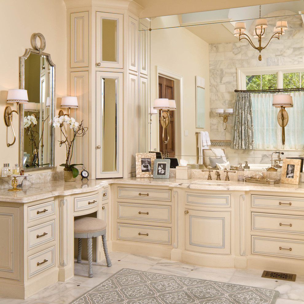 ダラスにあるトラディショナルスタイルのおしゃれな浴室 (アンダーカウンター洗面器) の写真