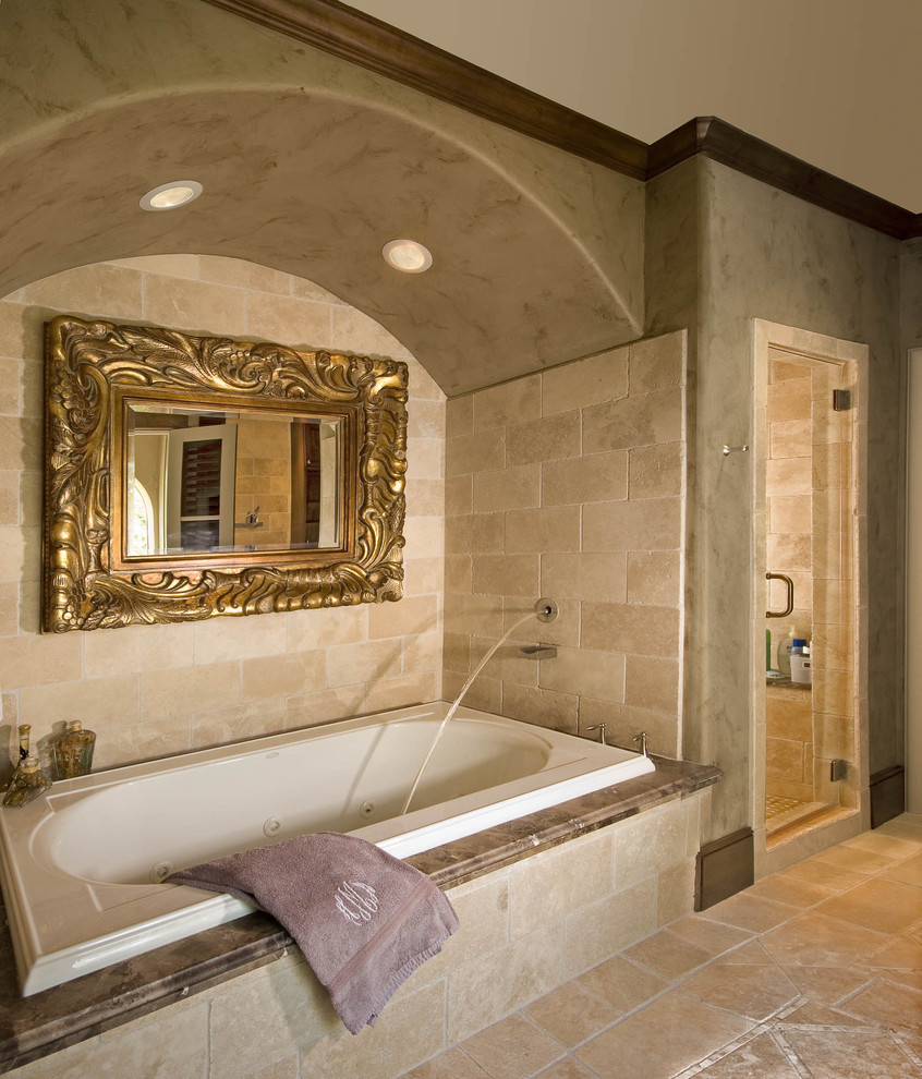 Foto de cuarto de baño principal mediterráneo grande con bañera encastrada, ducha empotrada, baldosas y/o azulejos beige y baldosas y/o azulejos de travertino