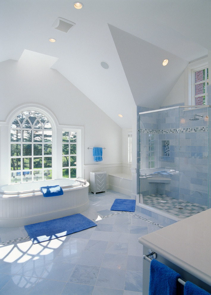 ボストンにあるトラディショナルスタイルのおしゃれな浴室 (ドロップイン型浴槽、コーナー設置型シャワー、青いタイル) の写真