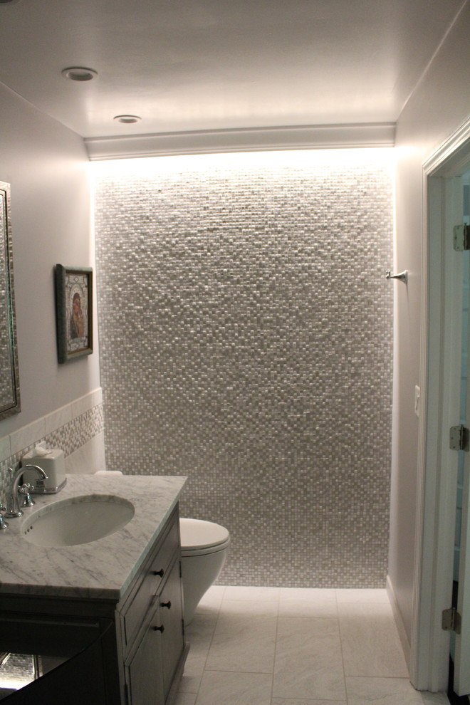 Inspiration för mellanstora klassiska en-suite badrum, med möbel-liknande, grå skåp, en kantlös dusch, en toalettstol med hel cisternkåpa, flerfärgad kakel, keramikplattor, grå väggar, klinkergolv i porslin, ett undermonterad handfat och marmorbänkskiva