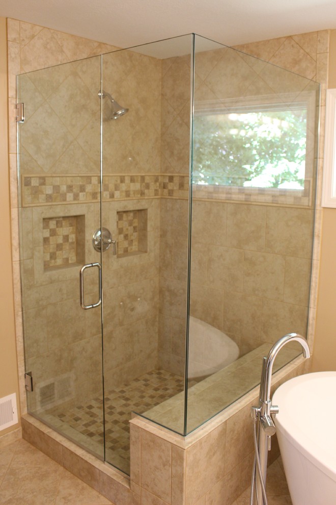 Idéer för att renovera ett mellanstort vintage en-suite badrum, med luckor med upphöjd panel, beige skåp, ett fristående badkar, en öppen dusch, en toalettstol med separat cisternkåpa, beige kakel, keramikplattor, beige väggar, plywoodgolv, ett undermonterad handfat, bänkskiva i kvarts, brunt golv och dusch med skjutdörr