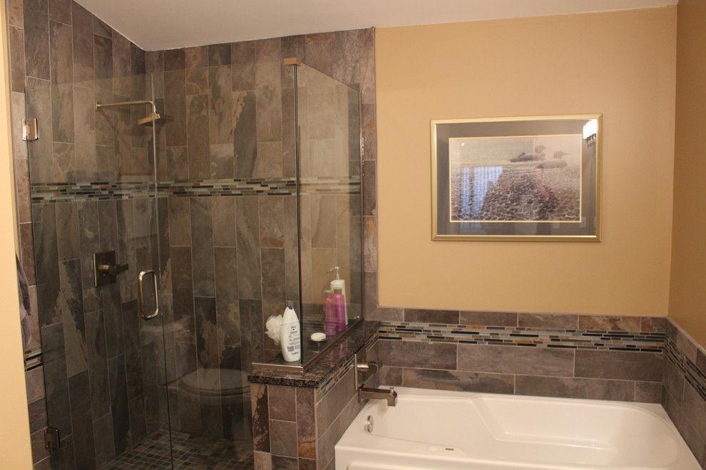 Bild på ett stort vintage en-suite badrum, med en toalettstol med separat cisternkåpa, klinkergolv i porslin, luckor med upphöjd panel, skåp i ljust trä och flerfärgat golv