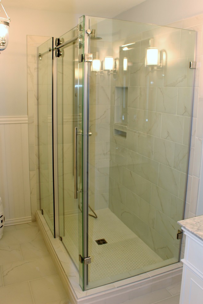 Exempel på ett mellanstort modernt en-suite badrum, med möbel-liknande, vita skåp, ett fristående badkar, en hörndusch, en toalettstol med hel cisternkåpa, svart och vit kakel, porslinskakel, grå väggar, klinkergolv i porslin, ett undermonterad handfat, marmorbänkskiva, vitt golv och dusch med skjutdörr
