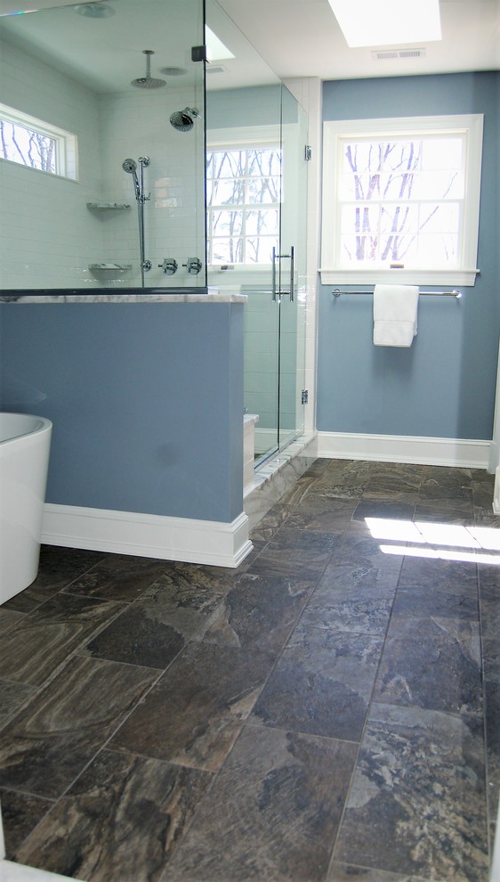 Пример оригинального дизайна: большая главная ванная комната в современном стиле с фасадами в стиле шейкер, темными деревянными фасадами, отдельно стоящей ванной, угловым душем, серой плиткой, керамической плиткой, синими стенами, полом из керамической плитки, врезной раковиной и мраморной столешницей