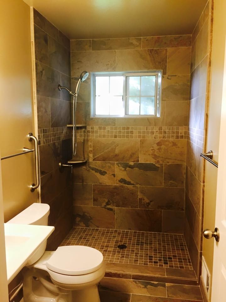 Aménagement d'une salle de bain classique avec une douche ouverte, WC à poser, un carrelage marron, des carreaux de céramique, un sol en carrelage de céramique et un lavabo de ferme.