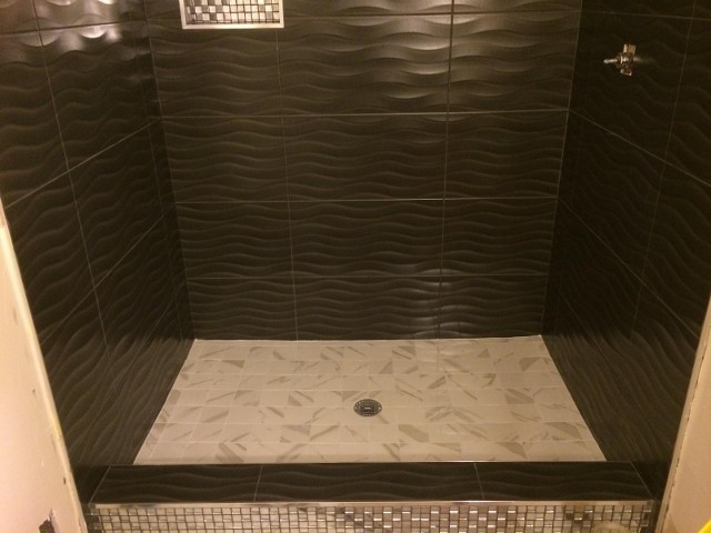 Foto di una stanza da bagno chic con doccia alcova e piastrelle marroni