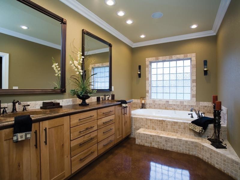 Стильный дизайн: главная ванная комната среднего размера в стиле неоклассика (современная классика) с фасадами в стиле шейкер, светлыми деревянными фасадами, накладной ванной, бежевой плиткой, керамической плиткой, коричневыми стенами и врезной раковиной - последний тренд