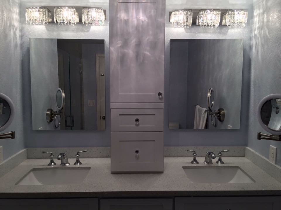 Свежая идея для дизайна: главная ванная комната среднего размера в стиле неоклассика (современная классика) с фасадами с утопленной филенкой, белыми фасадами, синими стенами, врезной раковиной и столешницей из переработанного стекла - отличное фото интерьера