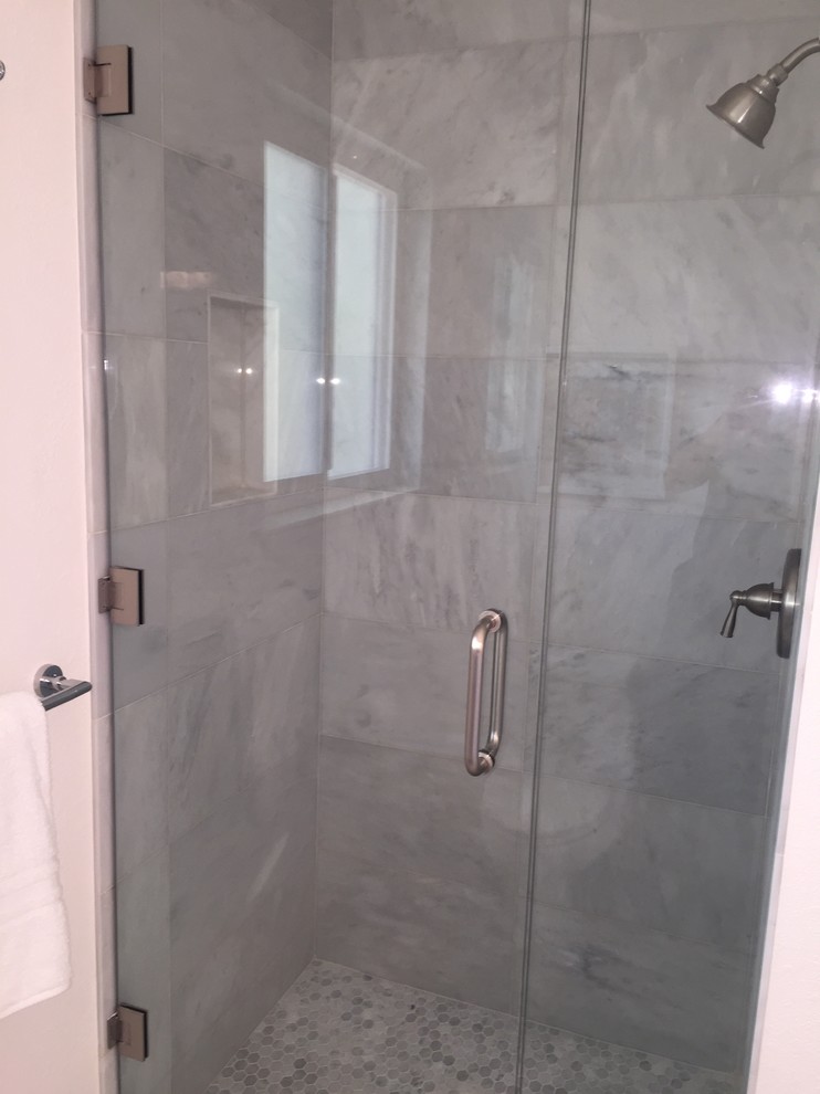 Immagine di una stanza da bagno con doccia tradizionale di medie dimensioni con doccia alcova, piastrelle grigie, piastrelle di marmo, pareti bianche e pavimento in marmo