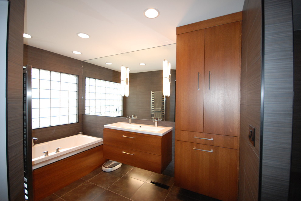 На фото: главная ванная комната среднего размера в современном стиле с фасадами островного типа