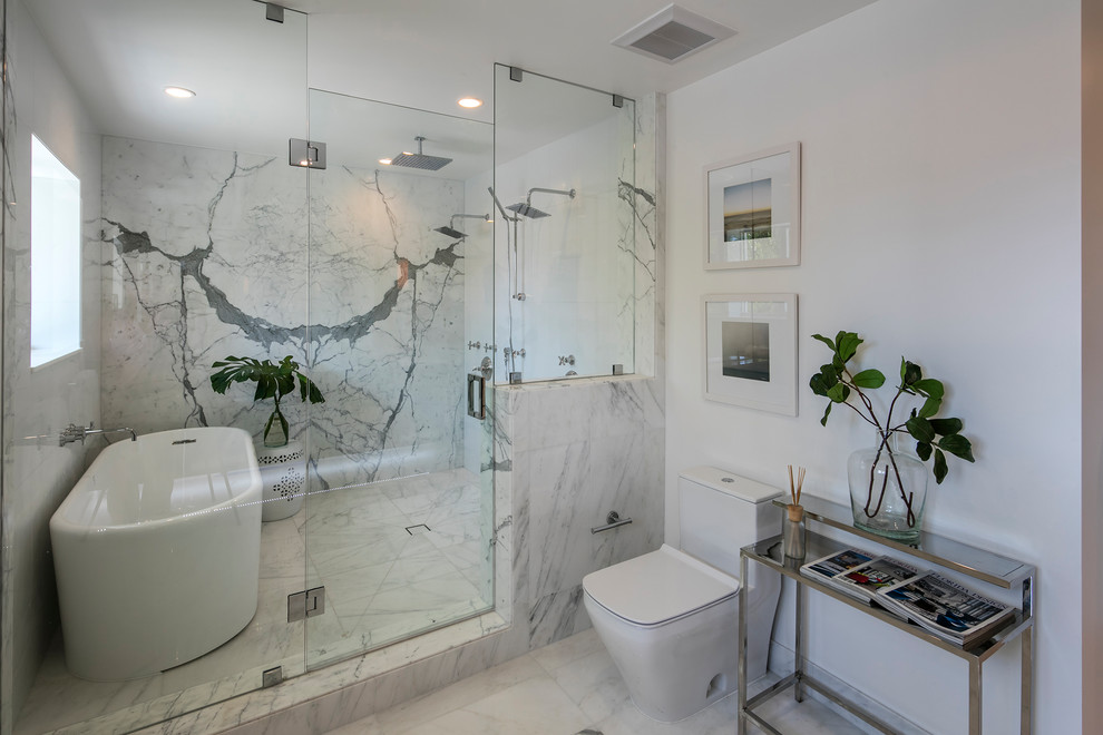 Immagine di una stanza da bagno minimal con piastrelle bianche, piastrelle di marmo e pavimento in marmo