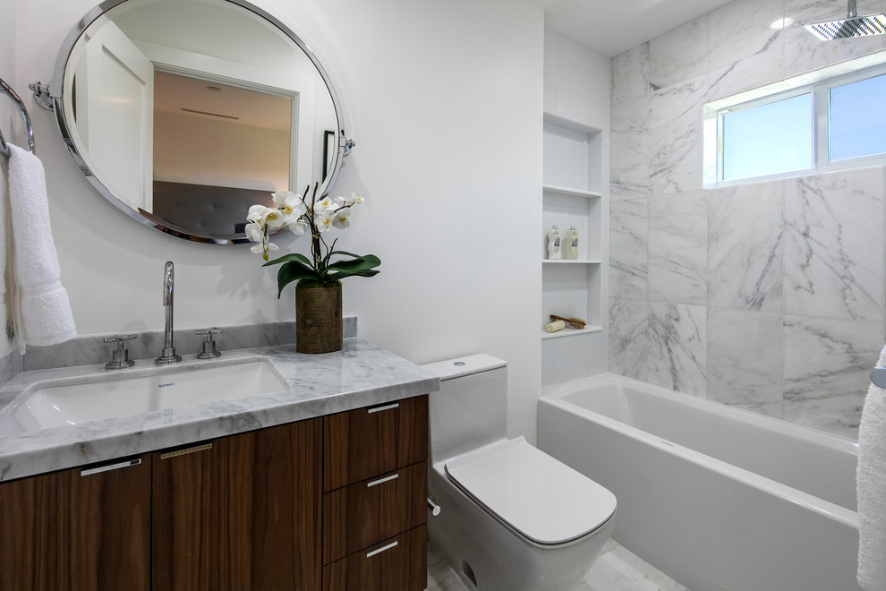 Immagine di una stanza da bagno minimal con piastrelle di marmo e pavimento in marmo