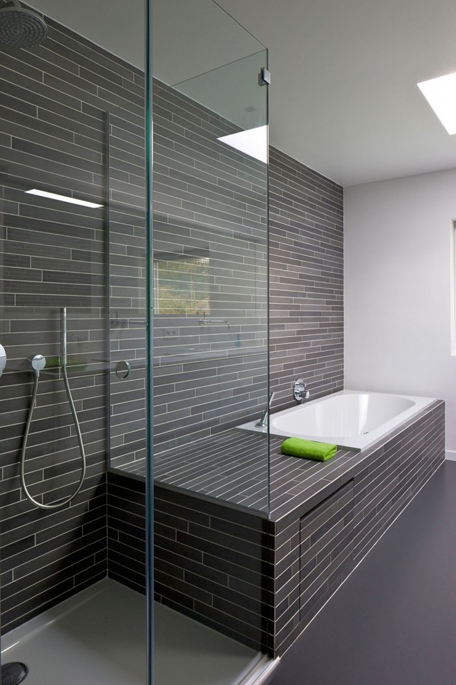 Großes Modernes Badezimmer En Suite mit bodengleicher Dusche, grauen Fliesen, Stäbchenfliesen, weißer Wandfarbe, Einbaubadewanne, Betonboden und grauem Boden in New York