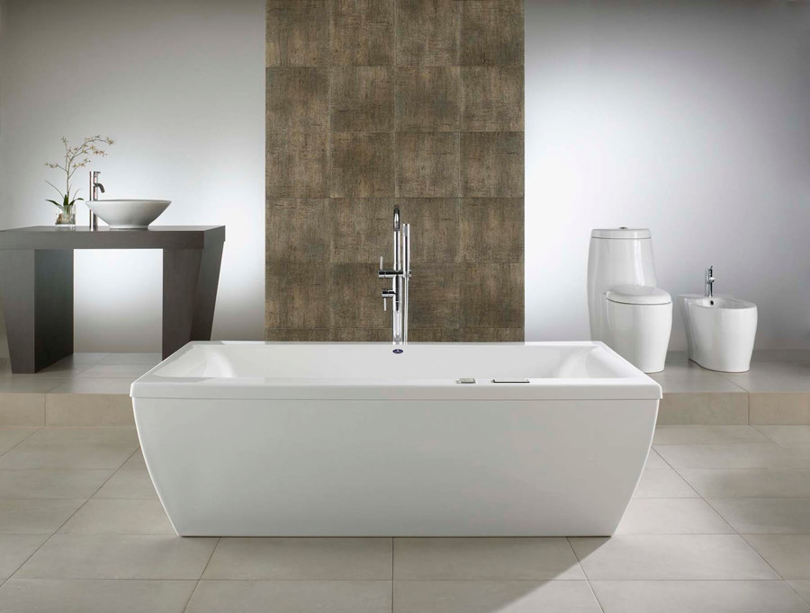 Стильный дизайн: большая главная ванная комната в современном стиле с отдельно стоящей ванной, душем без бортиков, серой плиткой, удлиненной плиткой, белыми стенами и кирпичным полом - последний тренд