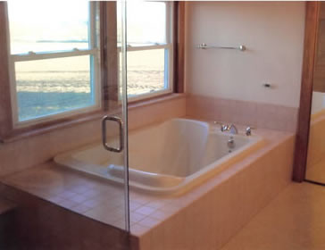 Alcove bathtub - mid-sized traditional master alcove bathtub idea in Indianapolis with beige walls
