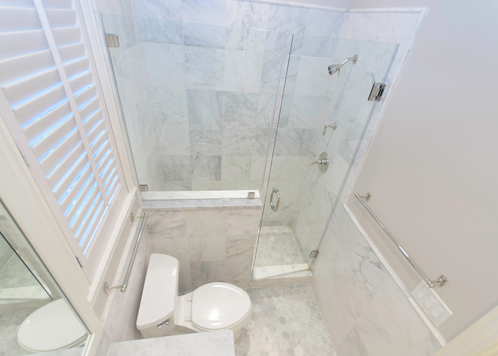 Inspiration pour une petite douche en alcôve design avec des portes de placard blanches, WC à poser, un mur gris, un sol en carrelage de céramique, un placard avec porte à panneau surélevé, un lavabo encastré et un plan de toilette en marbre.