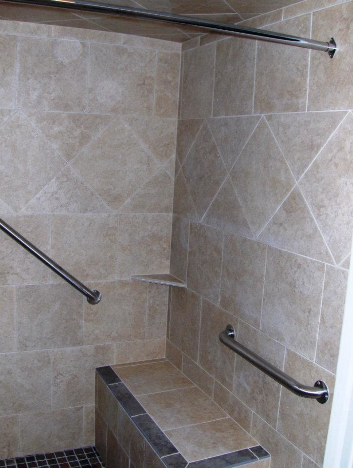 Immagine di una stanza da bagno con ante con bugna sagomata, ante in legno bruno, top piastrellato, pareti beige e pavimento con piastrelle in ceramica