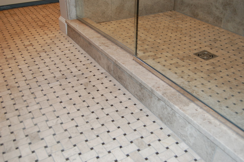 Exempel på ett mellanstort klassiskt en-suite badrum, med luckor med infälld panel, skåp i mörkt trä, en dusch i en alkov, en toalettstol med hel cisternkåpa, vita väggar, marmorgolv, ett undermonterad handfat, marmorbänkskiva, vitt golv och dusch med gångjärnsdörr