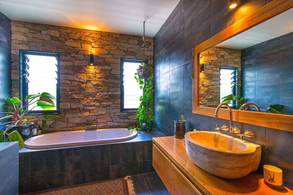 Imagen de cuarto de baño rústico con bañera empotrada, paredes marrones y lavabo sobreencimera
