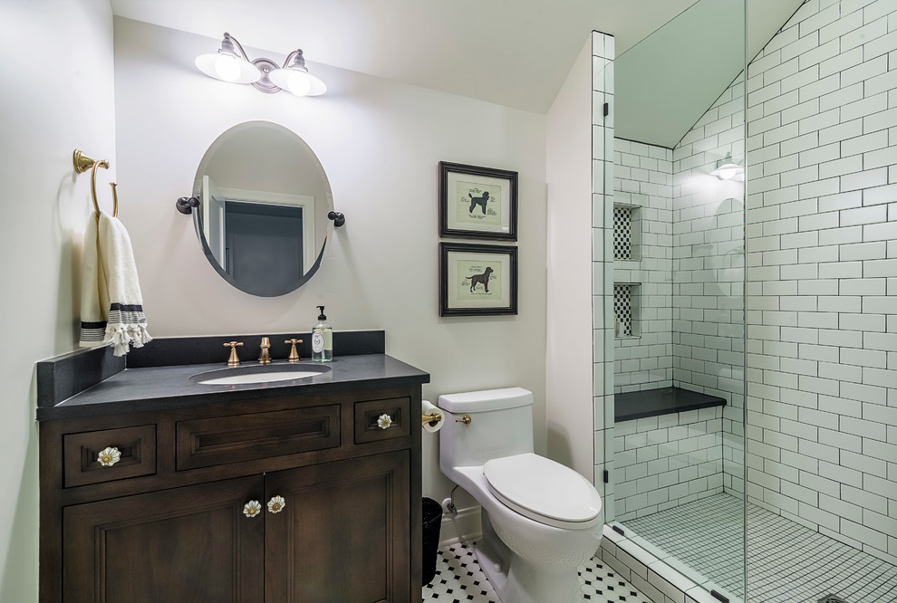 Пример оригинального дизайна: ванная комната среднего размера: освещение в стиле неоклассика (современная классика) с фасадами с утопленной филенкой, серыми фасадами, ванной в нише, черно-белой плиткой, керамической плиткой, белыми стенами, полом из керамической плитки, душевой кабиной, врезной раковиной, столешницей из гранита и открытым душем