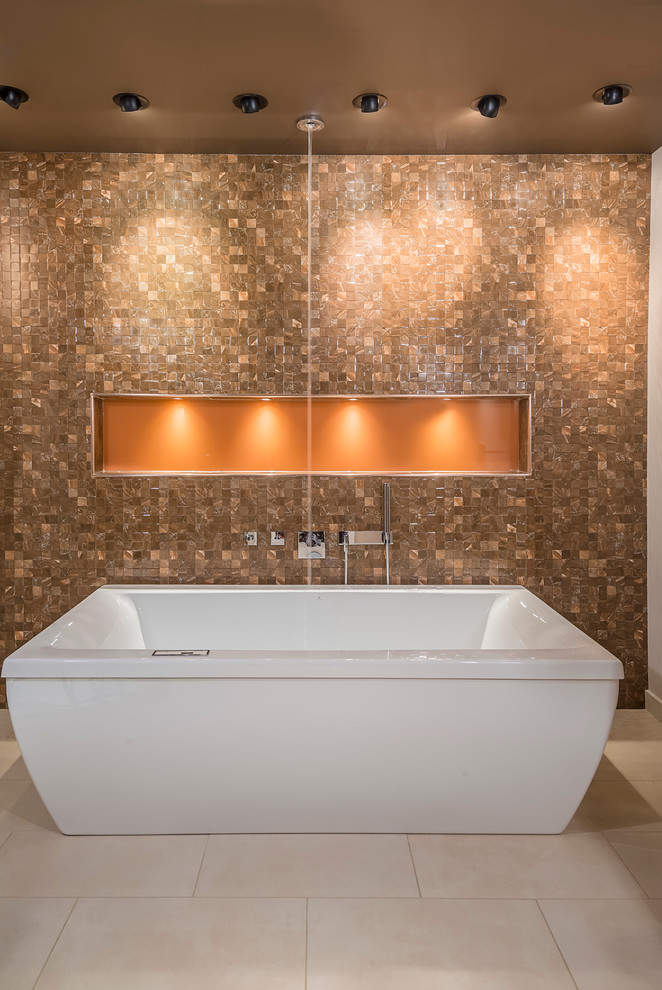 Inredning av ett modernt mellanstort en-suite badrum, med släta luckor, grå skåp, ett fristående badkar, en dubbeldusch, en vägghängd toalettstol, brun kakel, glasskiva, bruna väggar, bambugolv, ett undermonterad handfat och bänkskiva i kvarts