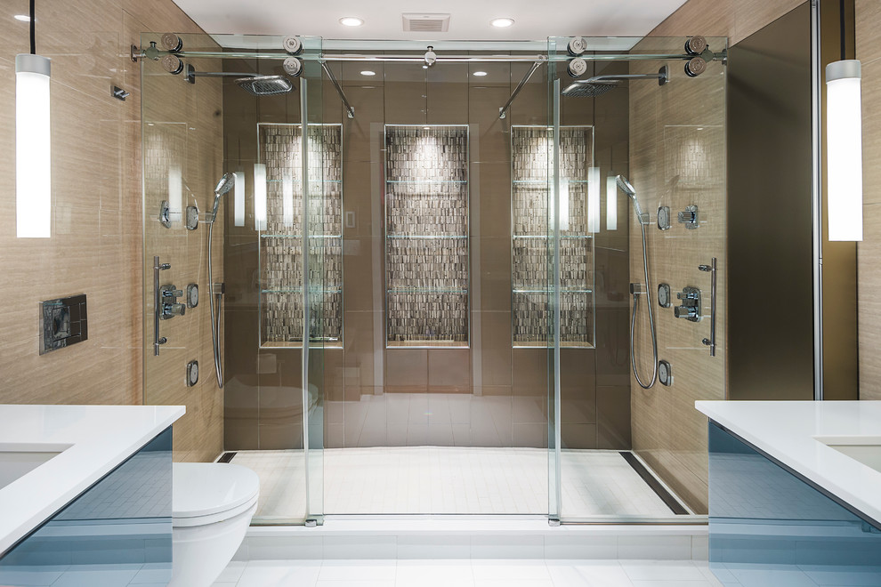 Exempel på ett mellanstort modernt en-suite badrum, med släta luckor, grå skåp, ett fristående badkar, en dubbeldusch, en vägghängd toalettstol, brun kakel, glasskiva, bruna väggar, bambugolv, ett undermonterad handfat och bänkskiva i kvarts