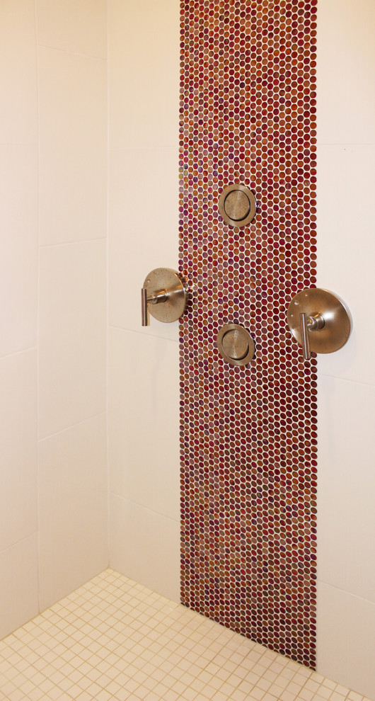 Foto de cuarto de baño principal actual de tamaño medio con ducha abierta, baldosas y/o azulejos rojos, baldosas y/o azulejos en mosaico, paredes beige, suelo con mosaicos de baldosas, suelo blanco y ducha abierta