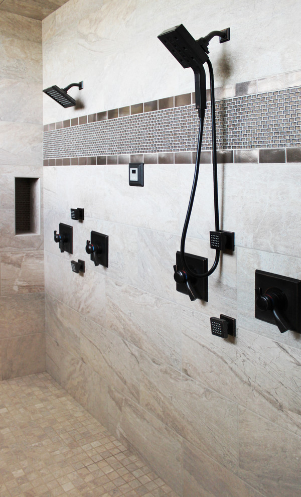 Foto di una grande stanza da bagno padronale design con doccia doppia, piastrelle beige, piastrelle in gres porcellanato, pareti beige, pavimento con piastrelle a mosaico, pavimento beige e doccia aperta