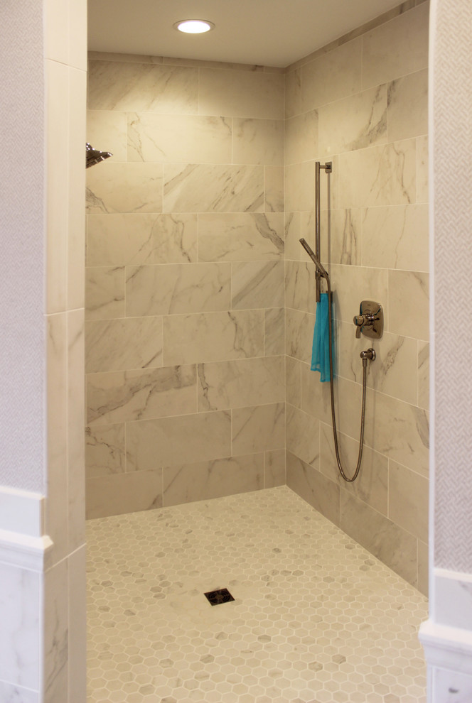 Пример оригинального дизайна: большая главная ванная комната в стиле неоклассика (современная классика) с отдельно стоящей ванной, душевой комнатой, белой плиткой, мраморной плиткой, бежевыми стенами, мраморным полом, белым полом и открытым душем