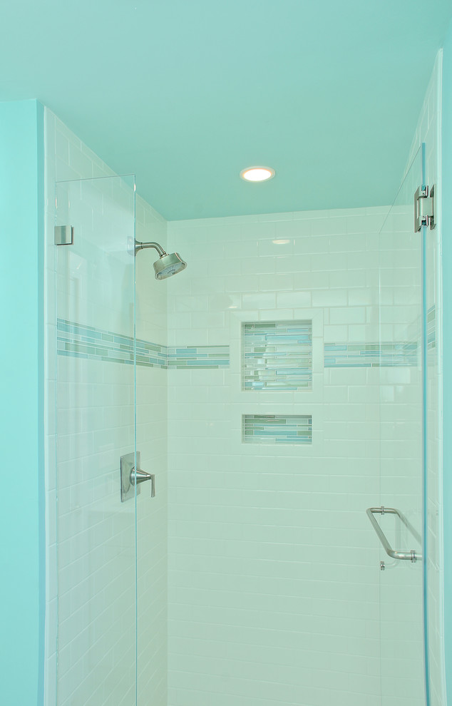 Идея дизайна: маленькая ванная комната в стиле модернизм с фасадами в стиле шейкер, угловым душем, унитазом-моноблоком, полом из керамогранита, врезной раковиной, белыми фасадами, белой плиткой, плиткой кабанчик, синими стенами, душевой кабиной и столешницей из ламината для на участке и в саду