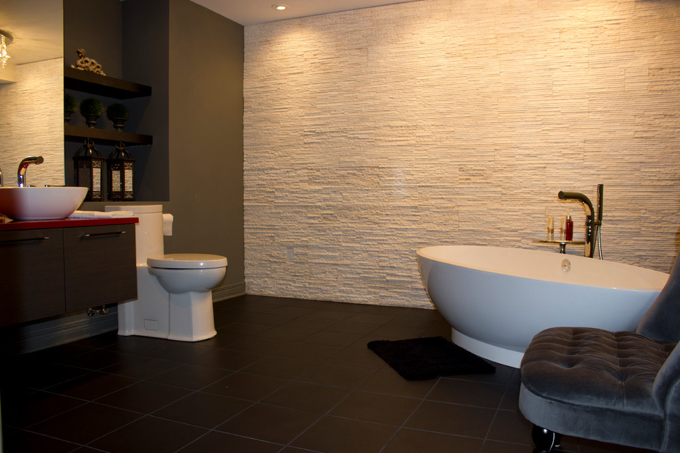 Inspiration för stora moderna en-suite badrum, med ett fristående handfat, släta luckor, skåp i mörkt trä, ett fristående badkar, vit kakel, stenhäll, grå väggar och skiffergolv