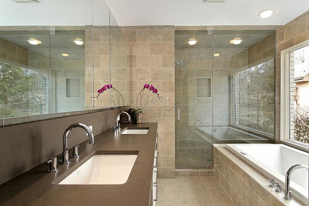 Foto di una stanza da bagno padronale design di medie dimensioni con vasca ad alcova, doccia alcova, piastrelle beige, piastrelle in ceramica, pareti beige, pavimento con piastrelle in ceramica e lavabo sottopiano