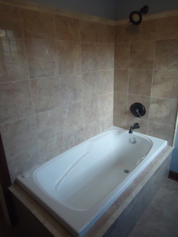 Foto di una piccola stanza da bagno con doccia country con consolle stile comò, vasca da incasso, doccia ad angolo, piastrelle in gres porcellanato e pavimento con piastrelle in ceramica